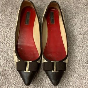 Carolina Herrera Flats.